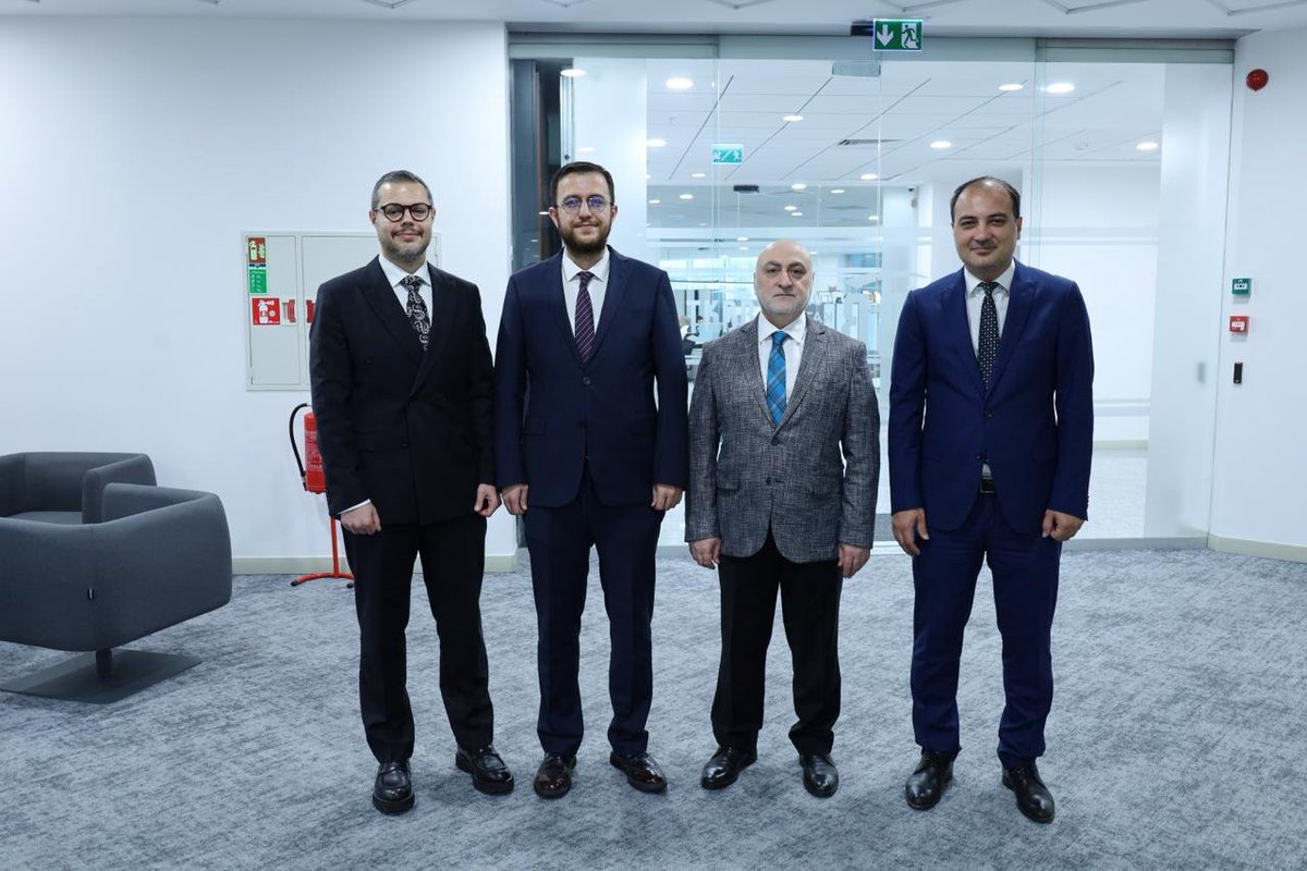 oybirligiorg's tweet photo. Genel Başkanımız Sayın Ömer Büker ve Başkan Yardımcımız Sayın Dr. Cihad Şaylan, Türkiye Katılım Bankaları Birliği (TKBB) Genel Sekreteri Sayın İsmail Vural’ı ziyaret etti.

Gerçekleştirilen görüşmede, katılım bankacılığı hukuku alanındaki güncel gelişmeler, karşılıklı değerlendirmeler ve bu alanda gerçekleştirilebilecek iş birliği imkânları ele alındı.

Toplantıya ayrıca TKBB Hukuk Müdürü Sayın Av. Furkan Eşref Yalçın da katıldı.

Nazik kabulleri ve kıymetli görüşleri için Sayın İsmail Vural’a ve Sayın Av. Furkan Eşref Yalçın’a teşekkür ederiz.