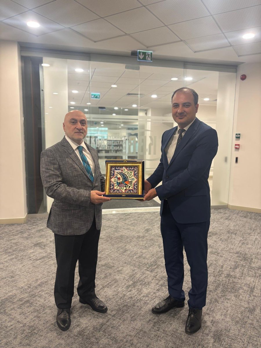 oybirligiorg's tweet photo. Genel Başkanımız Sayın Ömer Büker ve Başkan Yardımcımız Sayın Dr. Cihad Şaylan, Türkiye Katılım Bankaları Birliği (TKBB) Genel Sekreteri Sayın İsmail Vural’ı ziyaret etti.

Gerçekleştirilen görüşmede, katılım bankacılığı hukuku alanındaki güncel gelişmeler, karşılıklı değerlendirmeler ve bu alanda gerçekleştirilebilecek iş birliği imkânları ele alındı.

Toplantıya ayrıca TKBB Hukuk Müdürü Sayın Av. Furkan Eşref Yalçın da katıldı.

Nazik kabulleri ve kıymetli görüşleri için Sayın İsmail Vural’a ve Sayın Av. Furkan Eşref Yalçın’a teşekkür ederiz.