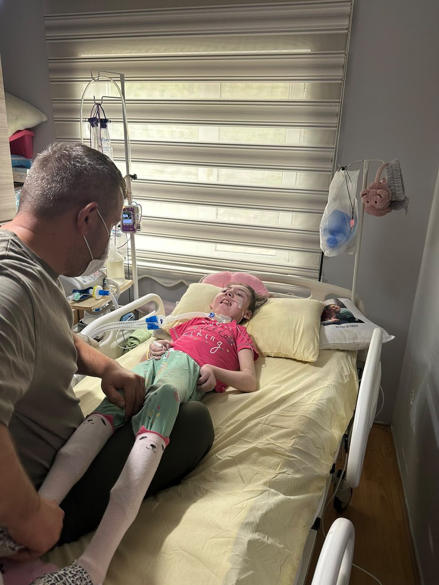 Yusuf8akbal1's tweet photo. Hayat sürekli mücadele etmektir kızım 
Eğer pes edersek kaybederiz 
Ama mücadele etmeye devam edersek bir gün mutlaka kazanırız 
Çünkü en büyük güç vazgeçmemektir. 
Kazandığımız kazanacağımız güne inşallah yine böyle gülerek varacağız https://t.co/8mj0k2V7Vh