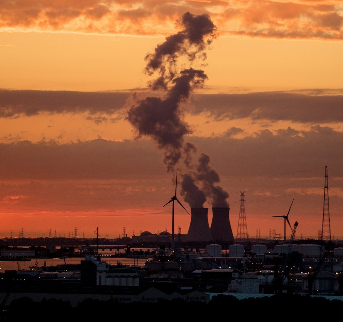 pvmagespana's tweet photo. La solar supera por primera vez a la nuclear a escala mundial, impulsada en parte por las baterías https://t.co/04Id1j17wJ #EnergíaSolar #AlmacenamientoEnergético #Sostenibilidad https://t.co/yIGvdAFHfa