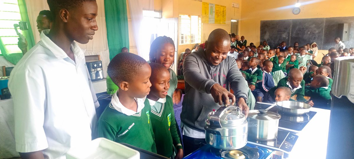 RECSO_NETWORK's tweet photo. The Toto Modern Clean Cooking Experience is at Kiddawalime Preparatory School, Namungoona! 

@RECSO_NETWORK members, @teensuganda &amp; @DetraEnergy are showcasing LPG, EPCs, air fryers, briquettes &amp; other clean cooking solutions, helping children embrace sustainable cookinge. https://t.co/9gwDNYxrpk