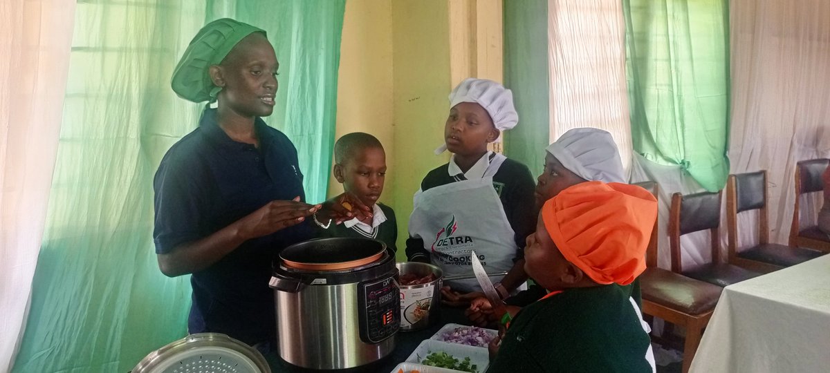 RECSO_NETWORK's tweet photo. The Toto Modern Clean Cooking Experience is at Kiddawalime Preparatory School, Namungoona! 

@RECSO_NETWORK members, @teensuganda &amp; @DetraEnergy are showcasing LPG, EPCs, air fryers, briquettes &amp; other clean cooking solutions, helping children embrace sustainable cookinge. https://t.co/9gwDNYxrpk