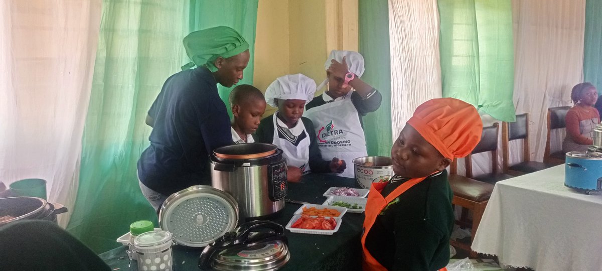 RECSO_NETWORK's tweet photo. The Toto Modern Clean Cooking Experience is at Kiddawalime Preparatory School, Namungoona! 

@RECSO_NETWORK members, @teensuganda &amp; @DetraEnergy are showcasing LPG, EPCs, air fryers, briquettes &amp; other clean cooking solutions, helping children embrace sustainable cookinge. https://t.co/9gwDNYxrpk