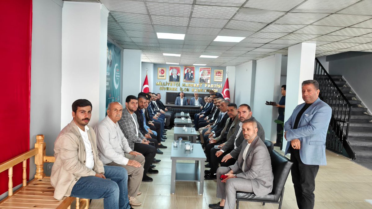 MHP__Karakopru's tweet photo. İl Başkanımız Sayın Ecz. Osman MUTLU İlçe Başkanımız Av. Mehmet Murat TOPAL, İl Yönetim Kurulu Üyelerimiz ve İlçe Başkanlarımızla birlikte Siverek İlçe Başkanlığımızı ziyaret etti.

İlçe Başkanımız Sayın Mahmut GÜLEL ve kıymetli teşkilat mensuplarımızla istişarelerde bulunarak, ardından Siverek'li esnaflarımızı ziyaret ettik.

Birlik ve beraberlik içerisinde, teşkilatımızın güçlü iradesiyle çalışmalarımızı kararlılıkla sürdürüyoruz.
