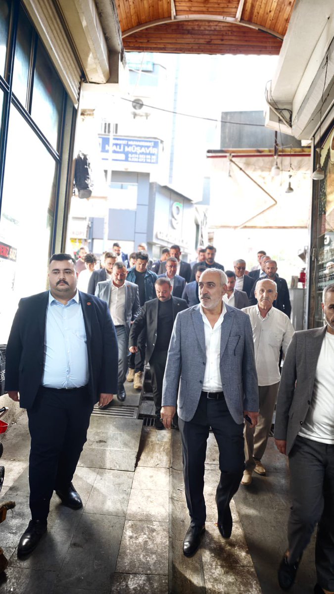 MHP__Karakopru's tweet photo. İl Başkanımız Sayın Ecz. Osman MUTLU İlçe Başkanımız Av. Mehmet Murat TOPAL, İl Yönetim Kurulu Üyelerimiz ve İlçe Başkanlarımızla birlikte Siverek İlçe Başkanlığımızı ziyaret etti.

İlçe Başkanımız Sayın Mahmut GÜLEL ve kıymetli teşkilat mensuplarımızla istişarelerde bulunarak, ardından Siverek'li esnaflarımızı ziyaret ettik.

Birlik ve beraberlik içerisinde, teşkilatımızın güçlü iradesiyle çalışmalarımızı kararlılıkla sürdürüyoruz.