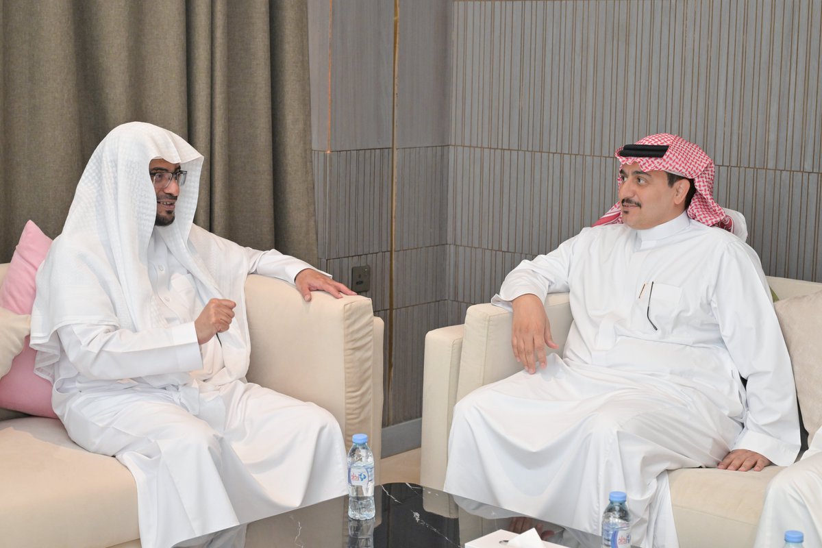 umajmaah's tweet photo. رئيس #جامعة_الم��معة أ.د. صالح بن عبدالله المزعل يلتقي فضيلة الشيخ صالح المغامسي، إمام المسجد النبوي الشريف، ويشيد بما قدّمه في محاضرته التي ألقاها على مسرح الجامعة بعنوان «أثر التوحيد في تحقيق الأمن»، وما اشتملت عليه من موضوعات تسهم في تعزيز الوعي الفكري وترسيخ القيم الشرعية والوطنية.

كما زار فضيلته وكيل الجامعة للدراسات العليا والبحث العلمي أ.د. محمد بن عبدالرحمن الشهري في مكتبه، وجرى خلال اللقاء استعراض عدد من الموضوعات ذات الصلة.