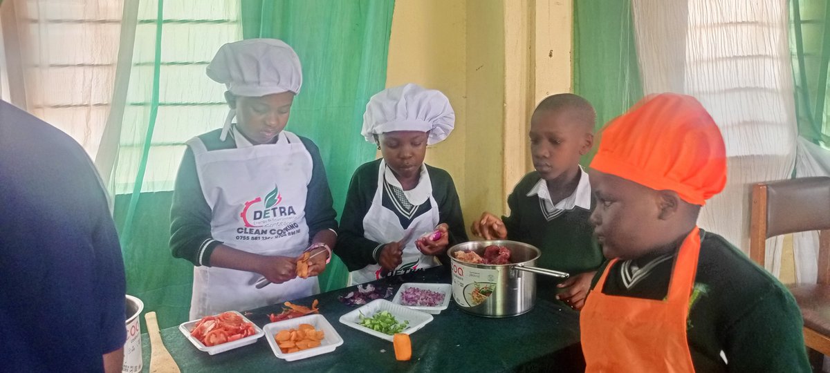 RECSO_NETWORK's tweet photo. The Toto Modern Clean Cooking Experience is at Kiddawalime Preparatory School, Namungoona! 

@RECSO_NETWORK members, @teensuganda &amp; @DetraEnergy are showcasing LPG, EPCs, air fryers, briquettes &amp; other clean cooking solutions, helping children embrace sustainable cookinge. https://t.co/9gwDNYxrpk