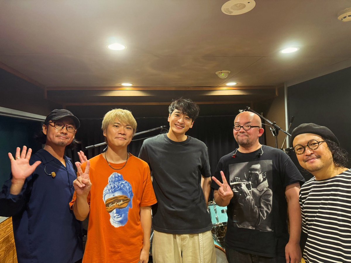 8ch_piano's tweet photo. 昨日は秋田から東京戻りのそのまま直行で
小関裕太 音楽イベント『ULTERIUS』リハーサルへ。
音楽監督・バンドマスター・ピアノ担当です！
画像左からベース森田晃平氏、ドラム田中真二氏、小関くん、私、サックス&amp;フルート副田整歩氏。クリエイティブかつ笑いに溢れたチームで10/4の本番も楽しみ⭐️ https://t.co/G5uLkhTkQo