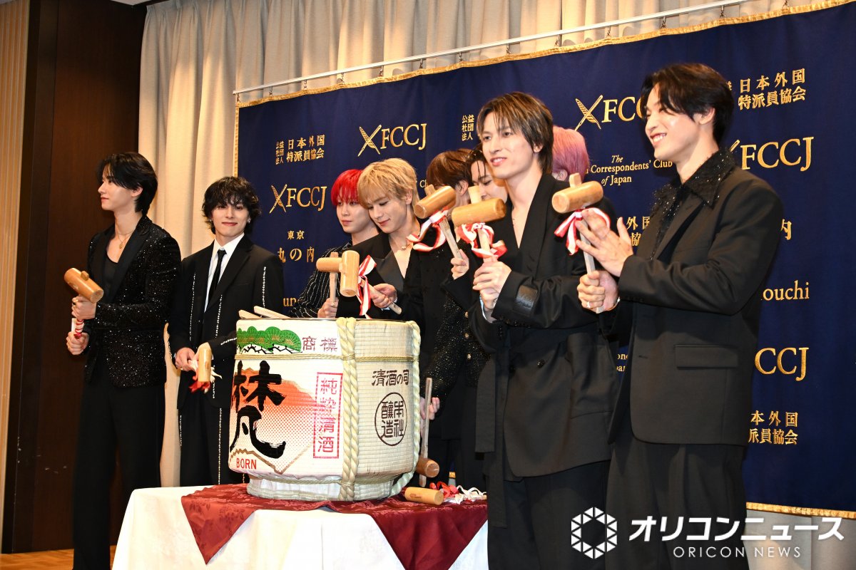 oricon's tweet photo. JO1『全米デビュー出発式』🗽
鏡開きの模様も…
追加📷️が到着しました✨️
https://t.co/ZTkl5Sjfbg https://t.co/0a5jDnj33e