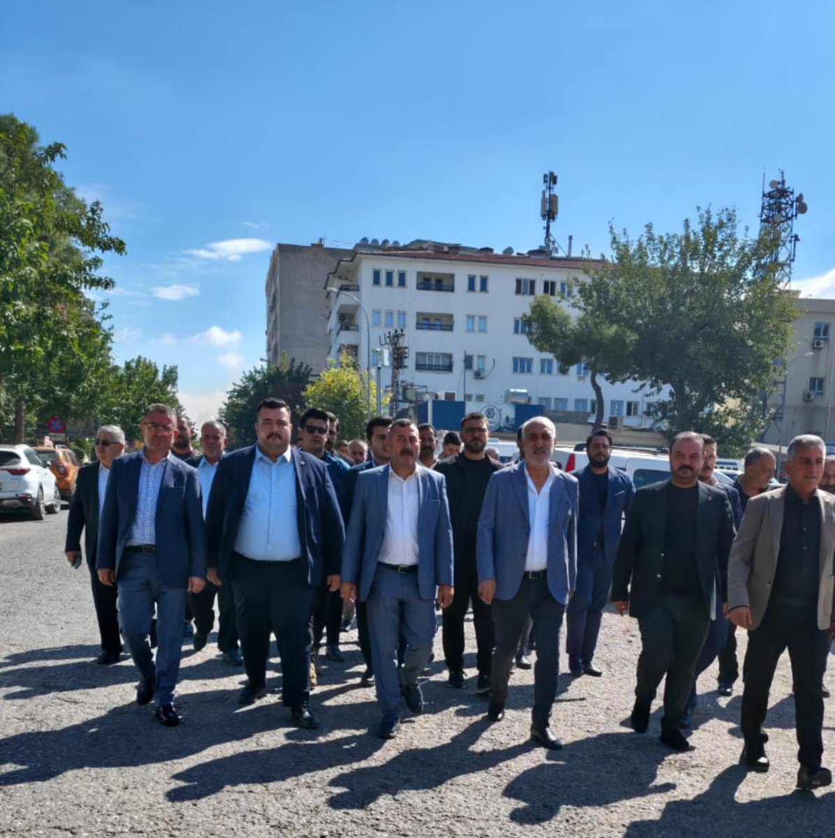 MHP__Karakopru's tweet photo. İl Başkanımız Sayın Ecz. Osman MUTLU İlçe Başkanımız Av. Mehmet Murat TOPAL, İl Yönetim Kurulu Üyelerimiz ve İlçe Başkanlarımızla birlikte Siverek İlçe Başkanlığımızı ziyaret etti.

İlçe Başkanımız Sayın Mahmut GÜLEL ve kıymetli teşkilat mensuplarımızla istişarelerde bulunarak, ardından Siverek'li esnaflarımızı ziyaret ettik.

Birlik ve beraberlik içerisinde, teşkilatımızın güçlü iradesiyle çalışmalarımızı kararlılıkla sürdürüyoruz.
