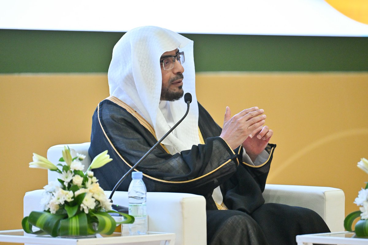 umajmaah's tweet photo. رئيس #جامعة_الم��معة أ.د. صالح بن عبدالله المزعل يلتقي فضيلة الشيخ صالح المغامسي، إمام المسجد النبوي الشريف، ويشيد بما قدّمه في محاضرته التي ألقاها على مسرح الجامعة بعنوان «أثر التوحيد في تحقيق الأمن»، وما اشتملت عليه من موضوعات تسهم في تعزيز الوعي الفكري وترسيخ القيم الشرعية والوطنية.

كما زار فضيلته وكيل الجامعة للدراسات العليا والبحث العلمي أ.د. محمد بن عبدالرحمن الشهري في مكتبه، وجرى خلال اللقاء استعراض عدد من الموضوعات ذات الصلة.