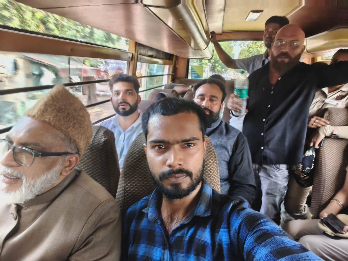 Sayyada_Razia01's tweet photo. कैराना सांसद इकरा हसन, संभल सांसद जियाउर्रहमान बर्क, जमात ए इस्लामी हिन्द के वाईस प्रेसिडेंट मलिक मोहतासीम ख़ान और SIO के नेशनल प्रेसिडेंट हफ़ीज़ को जंतर मंतर पर मस्जिद और मदरसों पर बुलडोजर कार्रवाई के विरोध में प्रदर्शन करने पर दिल्ली पुलिस ने उन्हें हिरासत में लिया गया. https://t.co/hVyI6KXvhD