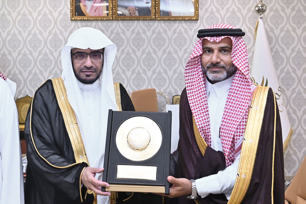 umajmaah's tweet photo. رئيس #جامعة_الم��معة أ.د. صالح بن عبدالله المزعل يلتقي فضيلة الشيخ صالح المغامسي، إمام المسجد النبوي الشريف، ويشيد بما قدّمه في محاضرته التي ألقاها على مسرح الجامعة بعنوان «أثر التوحيد في تحقيق الأمن»، وما اشتملت عليه من موضوعات تسهم في تعزيز الوعي الفكري وترسيخ القيم الشرعية والوطنية.

كما زار فضيلته وكيل الجامعة للدراسات العليا والبحث العلمي أ.د. محمد بن عبدالرحمن الشهري في مكتبه، وجرى خلال اللقاء استعراض عدد من الموضوعات ذات الصلة.