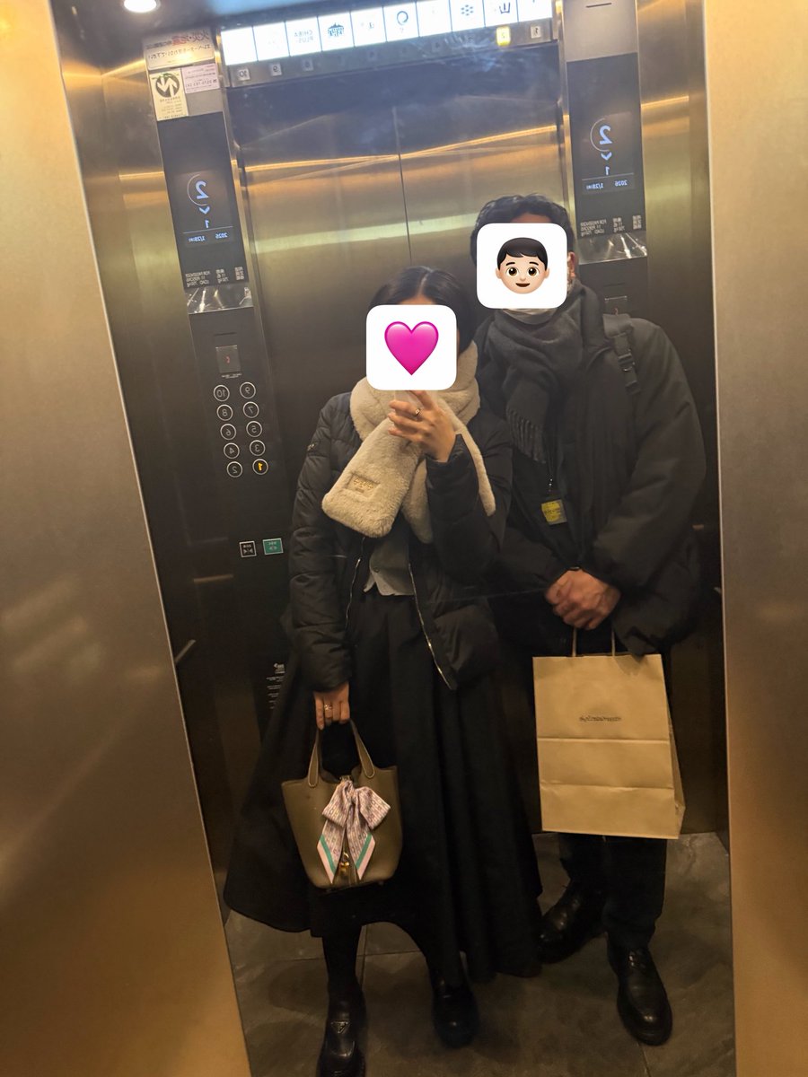 3ypooo's tweet photo. 私も去年、TATRASのファーマフラー買ったんだけど、首元全然苦しくない・肩凝らない・
軽い・温かい！！ほんっとにおすすめです✨
どんなコーデにも割と合うので、どこ行くにも巻いてました😂
めんどくさがりの私には、すぐに巻ける（穴に通すだけ）ので、ラブです🫶
通勤にもおすすめです♪ https://t.co/m35rUHKnJj