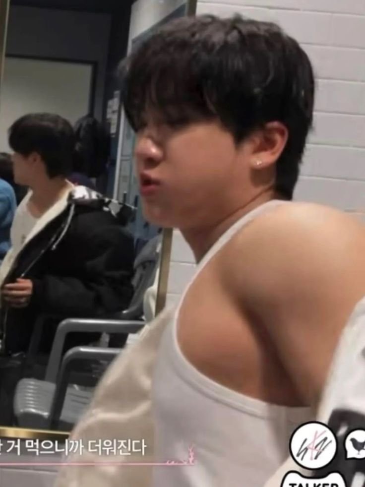 felixsrightarmm's tweet photo. the reason that changbin is always in black tank tops is bc white tank tops unlock a demon inside him that makes him do crazy evil things like this https://t.co/elhc6NlvIe