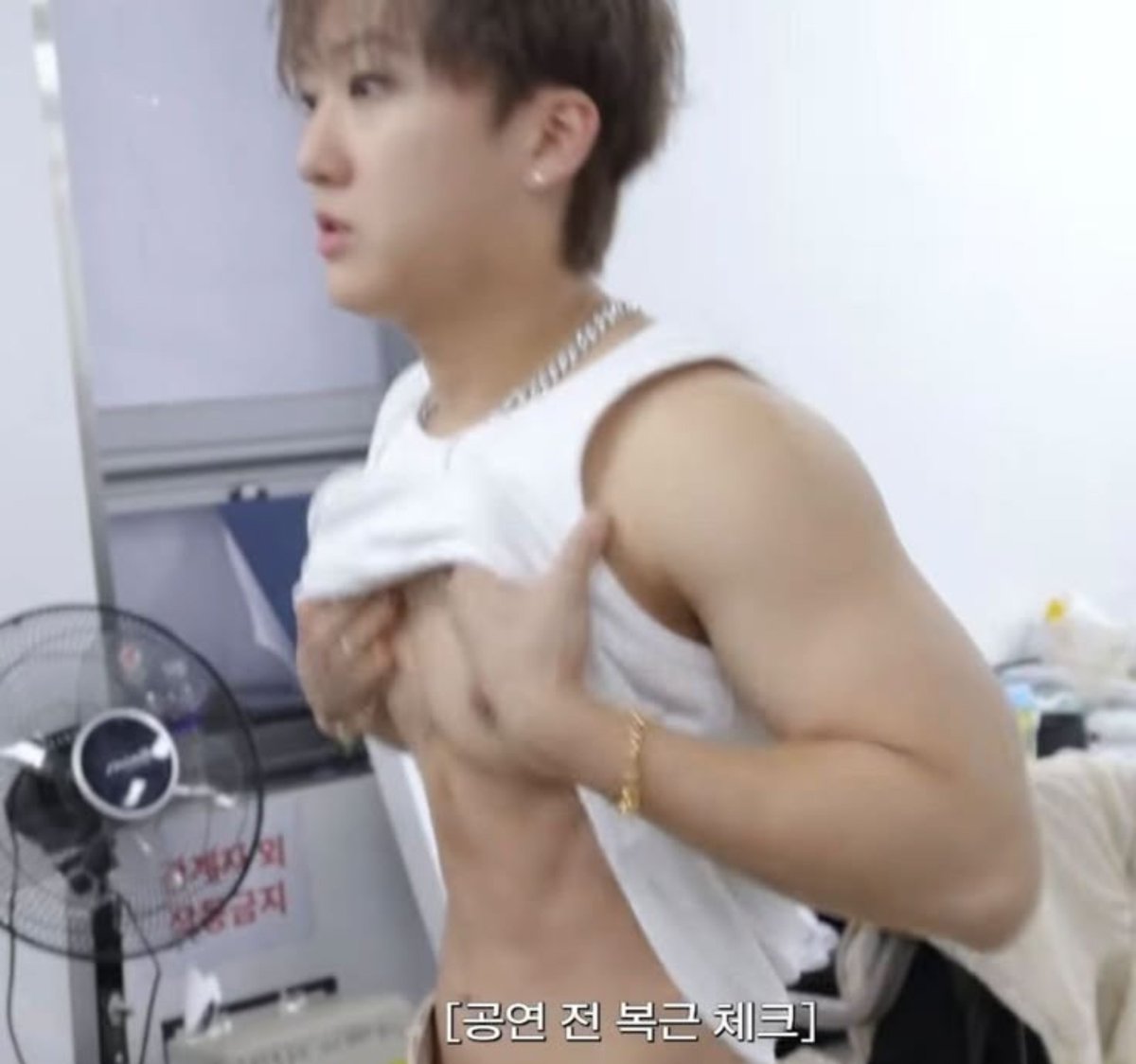 felixsrightarmm's tweet photo. the reason that changbin is always in black tank tops is bc white tank tops unlock a demon inside him that makes him do crazy evil things like this https://t.co/elhc6NlvIe