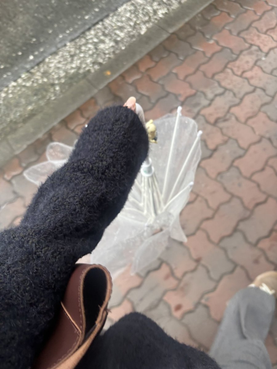 ___iam_me_u's tweet photo. 社会人になって半年経ちます
職場の先輩にもらった島二郎を付けてから傘をなくさなくなった、この私が https://t.co/UOmd697Wfk