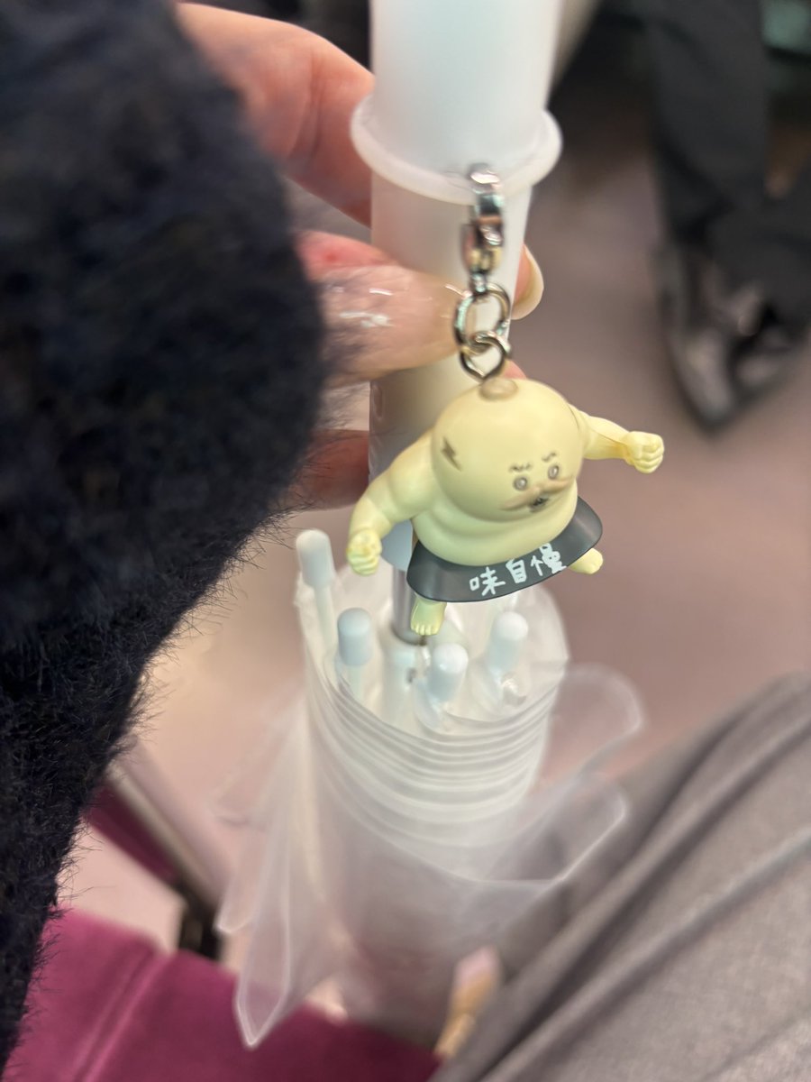 ___iam_me_u's tweet photo. 社会人になって半年経ちます
職場の先輩にもらった島二郎を付けてから傘をなくさなくなった、この私が https://t.co/UOmd697Wfk