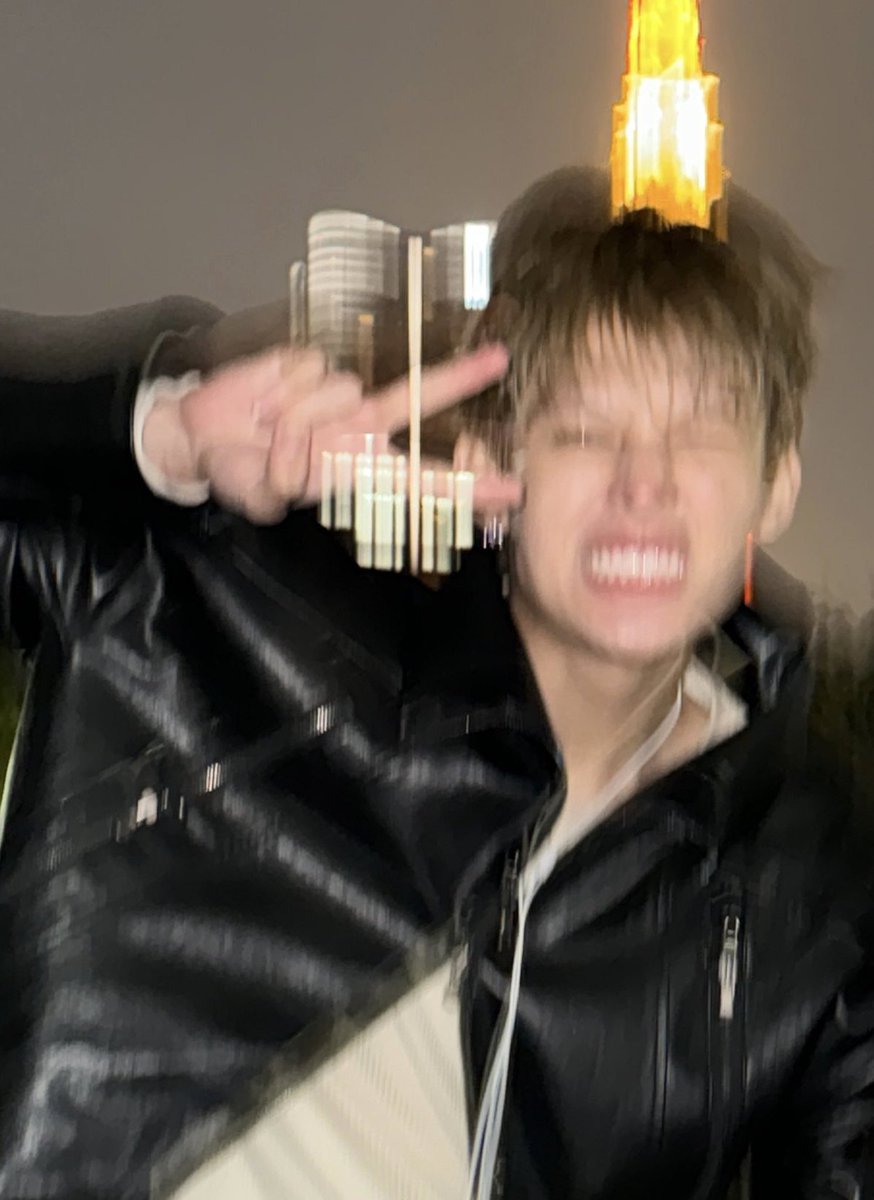 withcortis4life's tweet photo. i love the genre of blurry james so much https://t.co/LDQPT3H28y