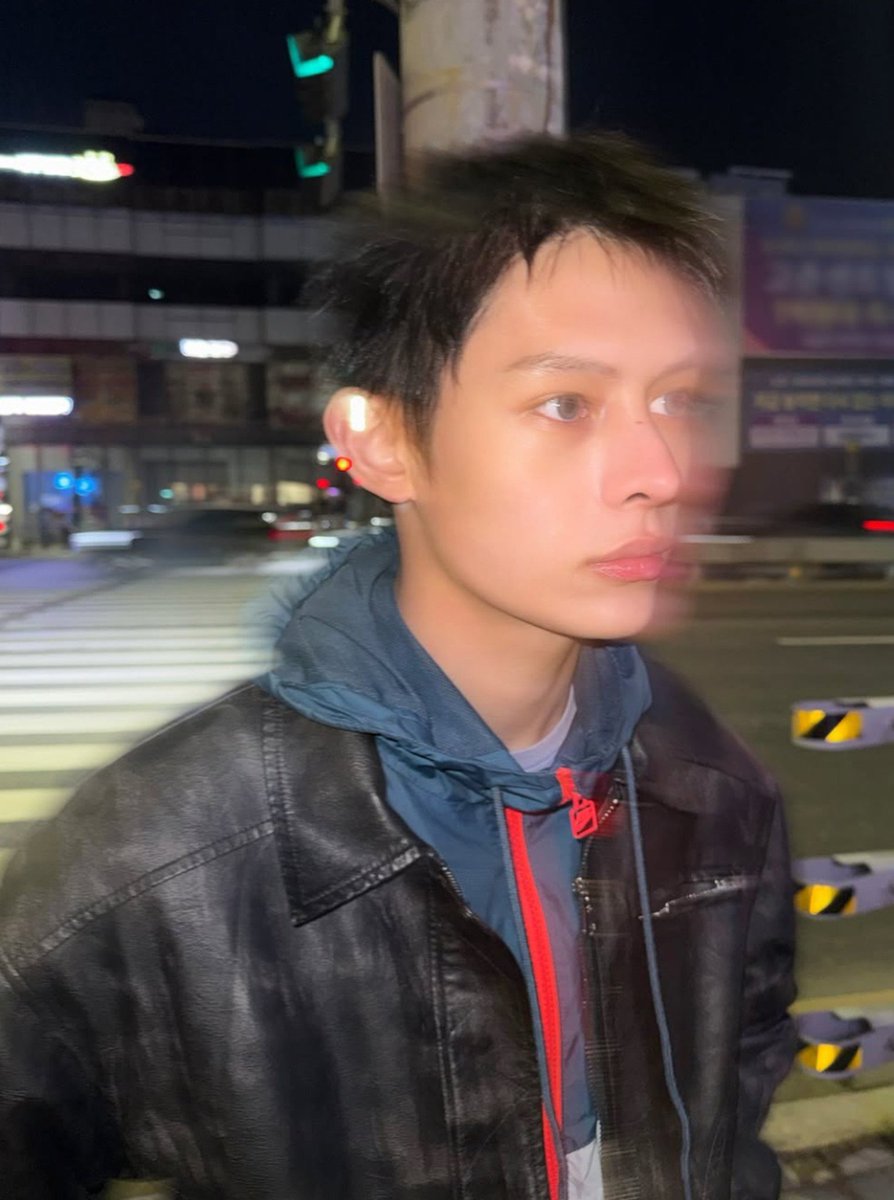 withcortis4life's tweet photo. i love the genre of blurry james so much https://t.co/LDQPT3H28y