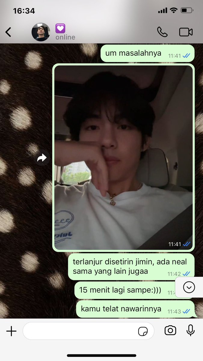 oceanid1738's tweet photo. kookv one tweet au; keseharian tae as a fashion student yang kerjaannya kalo gak nongkrong di ruang jahit ya keliling pasar beli bahan, and there is his supportive boyfie, jeon jeongguk, he is just a.. chill guy https://t.co/BvwvDLWiDC