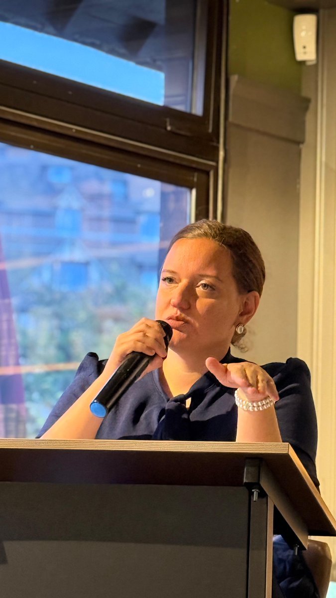 NaomiHalll's tweet photo. Sur la polémique "Bardella".

J'étais ce dimanche soir invitée par une association communautaire juive à Deauville pour donner une conférence.

Depuis le début de ma carrière de journaliste, je suis invitée souvent dans différentes villes de France, par des gens qui me suivent depuis longtemps.

Certains depuis mes débuts dans le journal Actualité Juive, puis l'Arche, puis la publication de mes livres qui traitent des cas concrets de l'antisémitisme en France, qui racontent aussi mon enfant dans un milieu religieux, mes années comme reporter chez i24news... 

On m'a identifié comme une figure de cette cause et quand bien même je refuse d'y être réduite, je l'accepte volontiers.

Ce dimanche, avant la conférence, un monsieur de 83 ans qui m'a dit : une fois je vous ai vu vous élever contre des mensonges pleins de haine proférés par l'un de vos interlocuteurs sur LCI, je me suis mis à pleurer. 

Bref, venons-en aux faits.

Après la conférence ce que je préfère toujours : les discussions à bâtons rompus avec la salle.
Chaque fois, aux questions succèdent des inquiétudes.
Quel avenir pour nous en France ? 
Comme ce sont souvent des retraités, l'inquiétude concerne surtout leurs enfants et leurs petits-enfants.
Comment lutter ? Comment se protéger du retour de cette injustice haineuse qui nous rend coupable de tout ? Est-ce que nous allons encore devoir partir en laissant tout derrière nous ? Comme en Algérie, en Tunisie...

Disons le, cette angoisse profonde n'est jamais liée à Bardella ou au RN. Ça ne veut pas dire qu'il n'y a pas des questionnements, d'instinct parfois une méfiance.

Mais la peur existentielle n'a qu'une source. Et elle est rationnelle et logique. C'est l'extrême gauche, ses alliés, la montée de l'islamisme, le cocktail explosif de tout ça qui inquiète par-dessus tout.

Les Français juifs sont attaqués dans les rues, traités de "génocidaires" dès qu'ils ouvrent la bouche, isolés dans les universités, même Barbara Butch symbole woke se fait balancer des bouteilles en verre pendant ses concerts.

La réalité de l'antisémitisme, c'est ça : le harcèlement, la discrimination, l'inquiétude pour son avenir.

Voir aujourd'hui la gauche et l'extrême gauche oser faire la morale sur l'antisémitisme, alors qu'ils alimentent chaque jour là haine des juifs et qui rend leur vie concrètement impossible... C'est proprement insupportable.

Je ne sais pas si les propos de Bardella tenus il y a 20 ans sont vrais ou faux. Ce que je sais, c'est que quand un enfant avec une kippa se fait frapper dans la rue, on le traite de génocidaire ou de sioniste, et l'agresseur n'est pas bardelliste. Quand la plupart des juifs se demandent s'ils vont devoir encore être arrachés à la France, c'est directement à cause de la montée de l'islamisme et de l'extrême gauche. Les sondages en attestent.
Depuis 20ans, quand des juifs sont assassinés en France, c'est aussi à cause de l'islamisme.

Toute personne honnête sincèrement soucieuse de la protection des juifs ne doit pas se tromper de combat. Il ne nous reste plus beaucoup de temps.