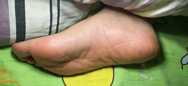luoshituslut2's tweet photo. 睡吧老妈，脚就留给我好好享用了 #恋足 #绿母 #熟女 #扫楼 #恋母 #高跟 https://t.co/RUAcKV6HtP
