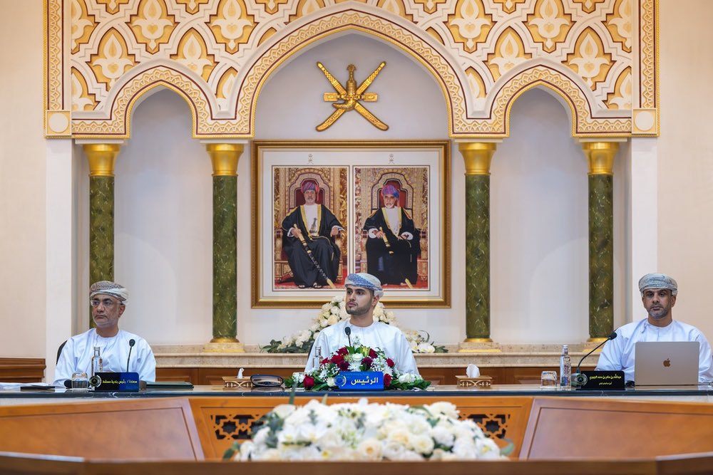 RoyalOmanFamily's tweet photo. صاحب السّمو السّيد #بلعرب_بن_هيثم آل سعيد وزير الدولة ومحافظ مسقط يترأس اجتماع المجلس البلدي لمحافظة #مسقط، وقد استعرض الاجتماع الخدمات الصحية ومبادرات تعزيز الصحة المستدامة. https://t.co/8hH0HLhlob