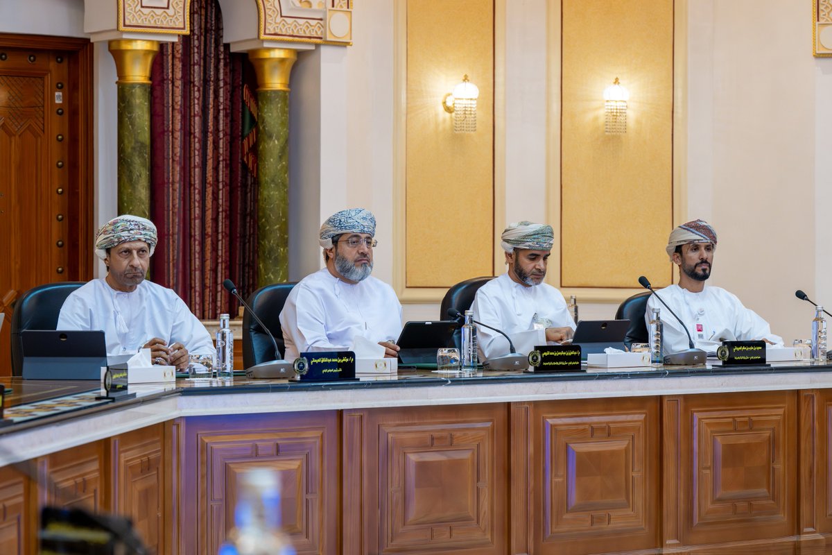 RoyalOmanFamily's tweet photo. صاحب السّمو السّيد #بلعرب_بن_هيثم آل سعيد وزير الدولة ومحافظ مسقط يترأس اجتماع المجلس البلدي لمحافظة #مسقط، وقد استعرض الاجتماع الخدمات الصحية ومبادرات تعزيز الصحة المستدامة. https://t.co/8hH0HLhlob