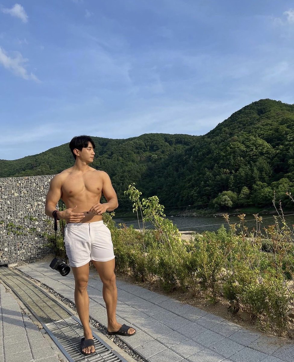 shaobili28's tweet photo. 夏が恋しくなる季節🍂
またこんな格好で過ごせる日が待ち遠しい☀️

夏と秋、どっちが好き？👀

#夏の思い出 #秋 #筋トレ男子 #ボディメイク #休日 #写真好きな人と繋がりたい https://t.co/qzHERirH2Z