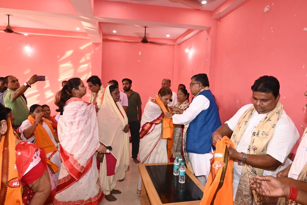rsprasad's tweet photo. माननीय प्रधानमंत्री श्री @narendramodi जी के जन्मदिवस एवं उनके 25 वर्षों के गौरवशाली सेवाकाल के उपलक्ष्य में आयोजित ‘सेवा संकल्प अभियान’ के अंतर्गत संसदीय क्षेत्र अंतर्गत पटना सिटी के वार्ड 70 में आयोजित ‘आंगन मिलन सेवा’ कार्यक्रम में जनप्रतिनिधियों एवं पार्टी पदाधिकारियों के साथ सम्मिलित होकर आंगनबाड़ी कार्यकर्ता एवं सहायिका बहनों को सम्मानित कर उनका अभिनंदन किया।

NDA सरकार आंगनबाड़ी बहनों के सम्मान, सामाजिक सुरक्षा और नौनिहालों के सुविधाओं को निरंतर सशक्त करने के लिए प्रतिबद्ध है।