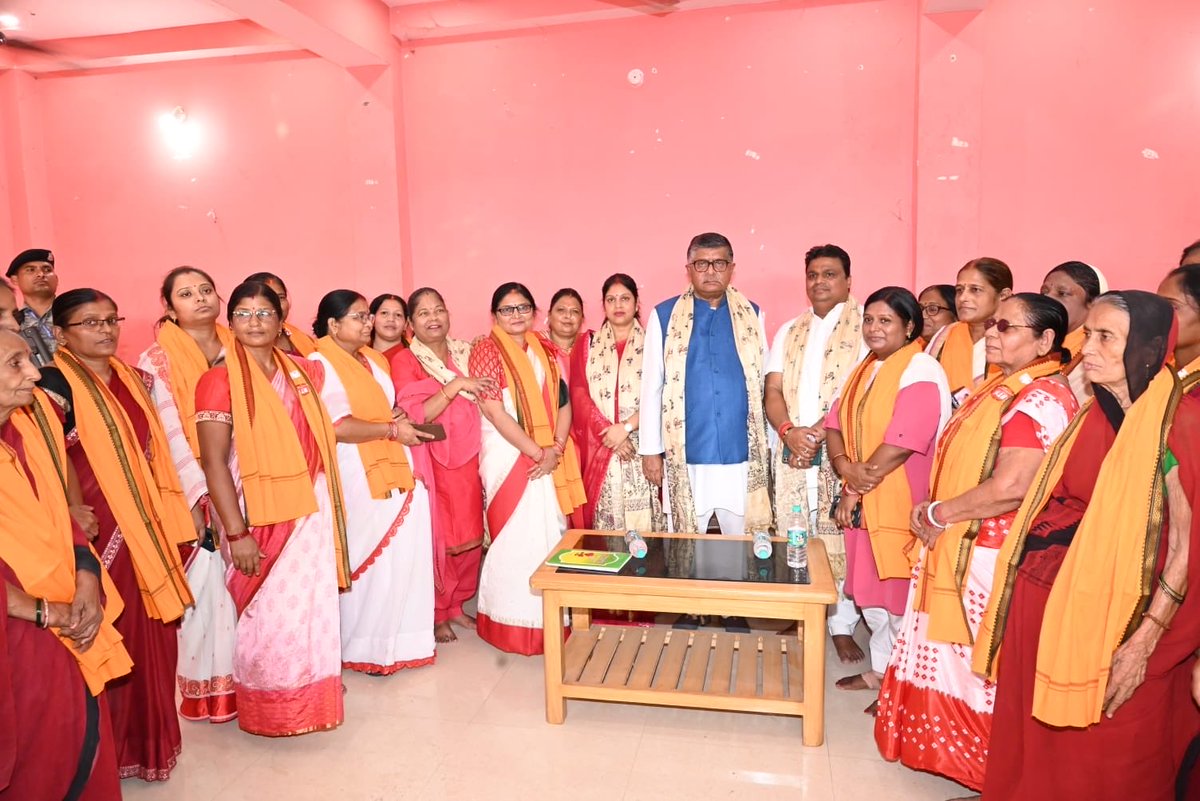 rsprasad's tweet photo. माननीय प्रधानमंत्री श्री @narendramodi जी के जन्मदिवस एवं उनके 25 वर्षों के गौरवशाली सेवाकाल के उपलक्ष्य में आयोजित ‘सेवा संकल्प अभियान’ के अंतर्गत संसदीय क्षेत्र अंतर्गत पटना सिटी के वार्ड 70 में आयोजित ‘आंगन मिलन सेवा’ कार्यक्रम में जनप्रतिनिधियों एवं पार्टी पदाधिकारियों के साथ सम्मिलित होकर आंगनबाड़ी कार्यकर्ता एवं सहायिका बहनों को सम्मानित कर उनका अभिनंदन किया।

NDA सरकार आंगनबाड़ी बहनों के सम्मान, सामाजिक सुरक्षा और नौनिहालों के सुविधाओं को निरंतर सशक्त करने के लिए प्रतिबद्ध है।