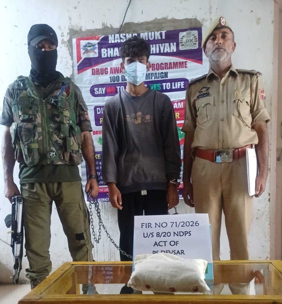 policekulgam's tweet photo. #WarOnDrugContinues
Kulgam Police arrests Drug Drug peddler #Suhail Rasool Hajam &amp; recovered 550 gram of #Charas like contraband. Case registered at PS #Devsar &amp; investigation takenup. @JmuKmrPolice @KashmirPolice @DigSkr @AnayatAliIPS @Mumtaz__Bhatti https://t.co/beD6JEX9da