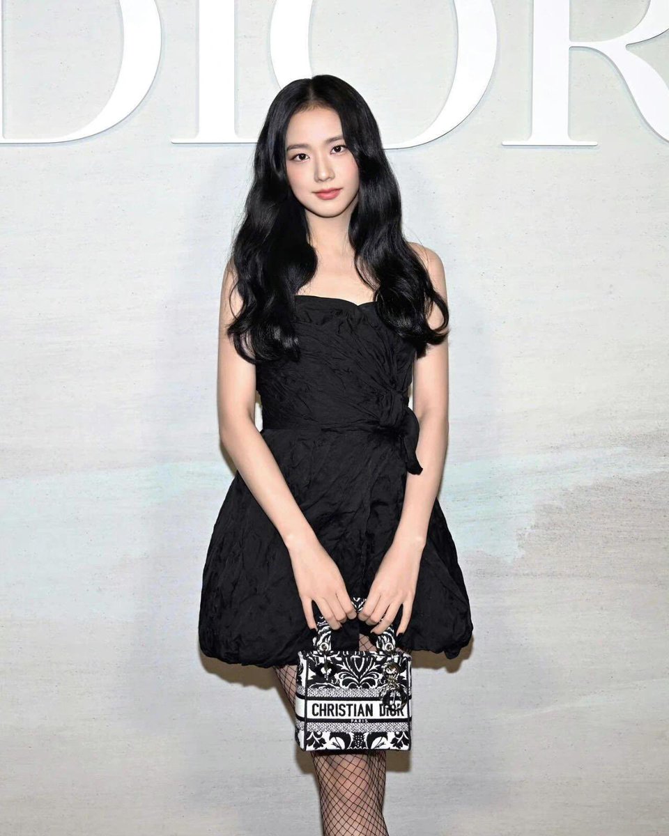xuerongtu_'s tweet photo. I'm really looking forward to seeing Jisoo shine in Paris

DIOR PRINCESS JISOO AT PARIS 
#JISOOxDior #DiorSS27 https://t.co/lSo9EepIs4
