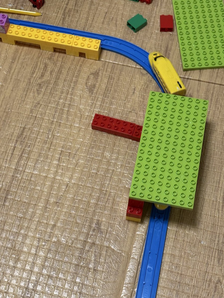 TobuMusic's tweet photo. 子どもに、線路際の作業時に列車見張員の大切さを教える日
「列車接近！」ピー🚩

なんだかんだ、乗り物好きになってる、やばい https://t.co/AZgHxhWnK6