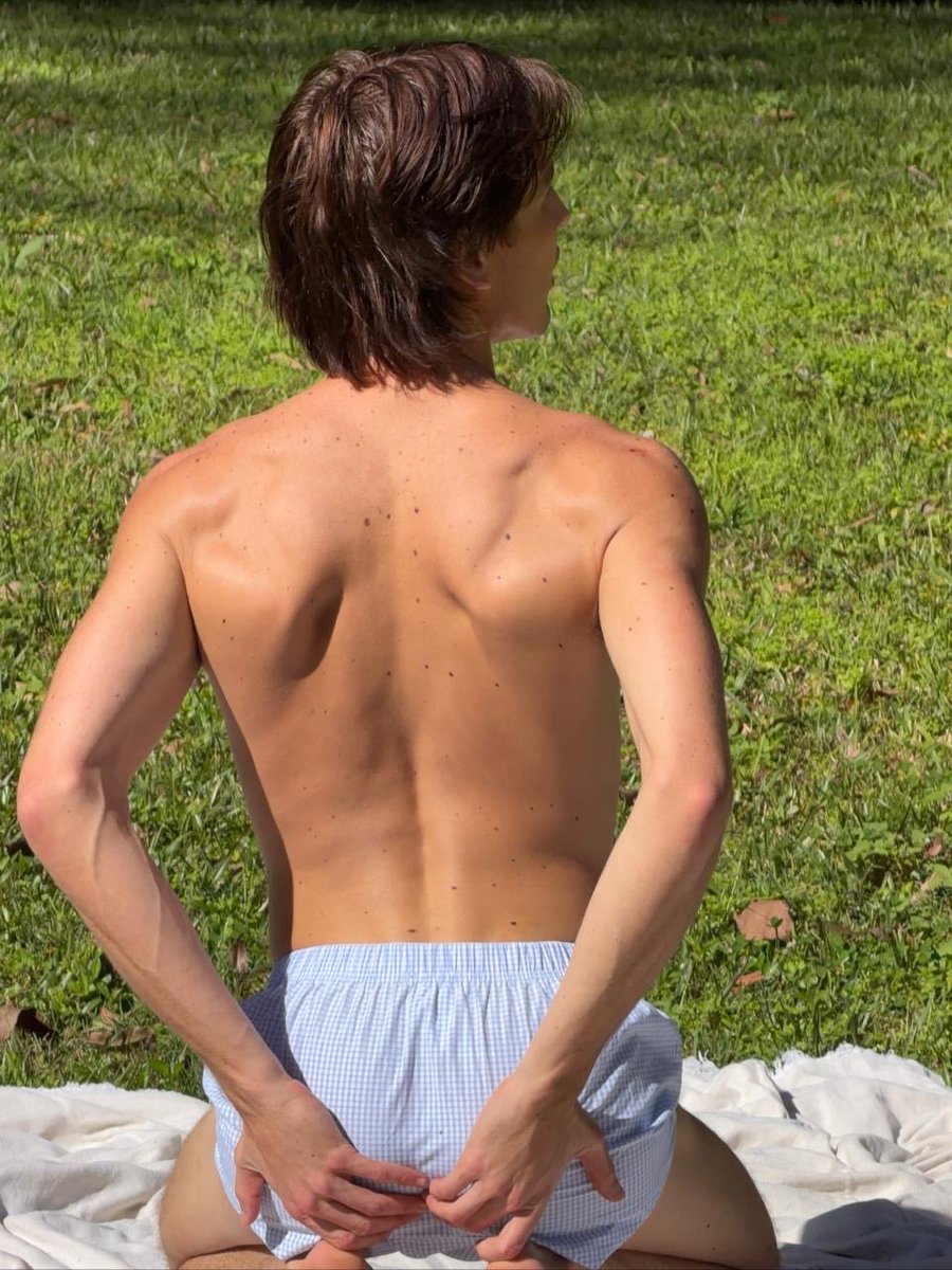 aussiejayxxx's tweet photo. Do you think I can wear this outside? https://t.co/n8vIkPQuU0