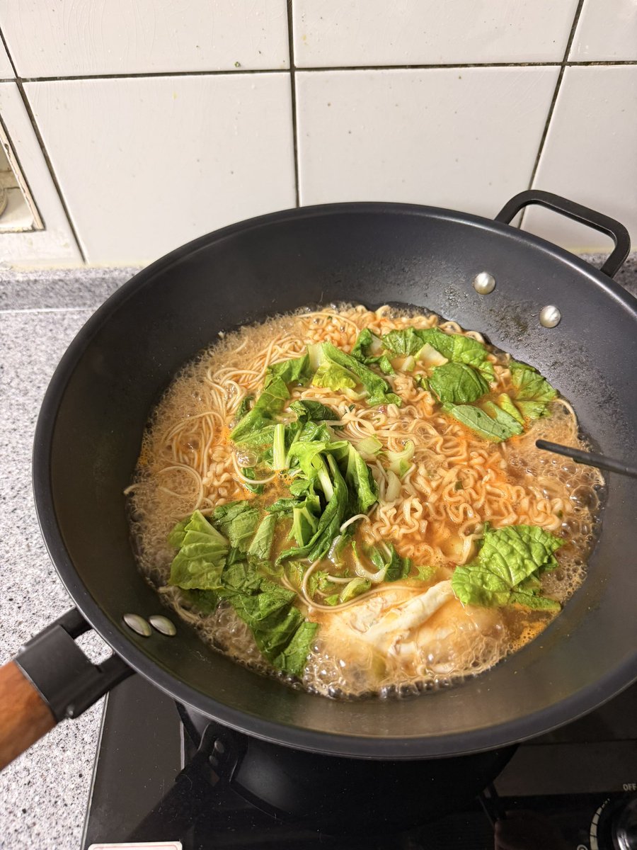 Peter90116's tweet photo. 简简单单一顿晚饭，娃说想吃方便面了，荷包蛋加点小白菜。 https://t.co/d1pA0cQvyR