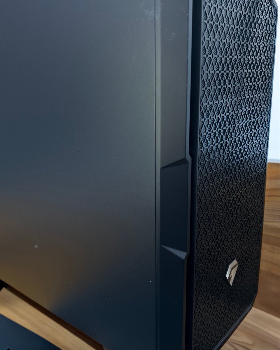 Siro7819's tweet photo. おにゅーPC届いた☺️
背景変えるためにAI使ったらPCごとちょっといじられたけどw https://t.co/W1WMZeyhqj