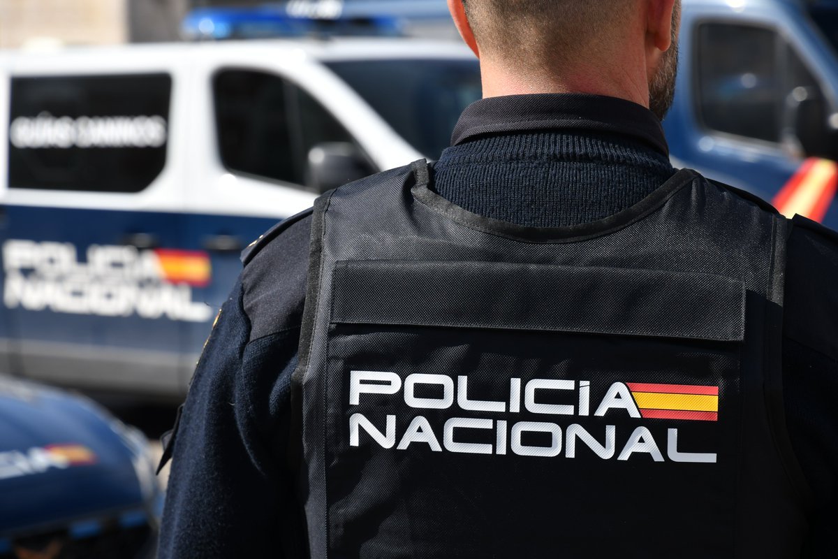 policia's tweet photo. Detenido en la localidad de Illes #Francia un fugitivo implicado en el atropello de una joven ocurrido en #Madrid en el 2021

Las indagaciones de la Sección de Localización de Fugitivos de @policia y la colaboración de las autoridades francesas, tras el hallazgo de una muestra de #ADN por @policiademadrid en el vehículo, han permitido su arresto en el día de ayer 

🇪🇸🤝🏻🇫🇷