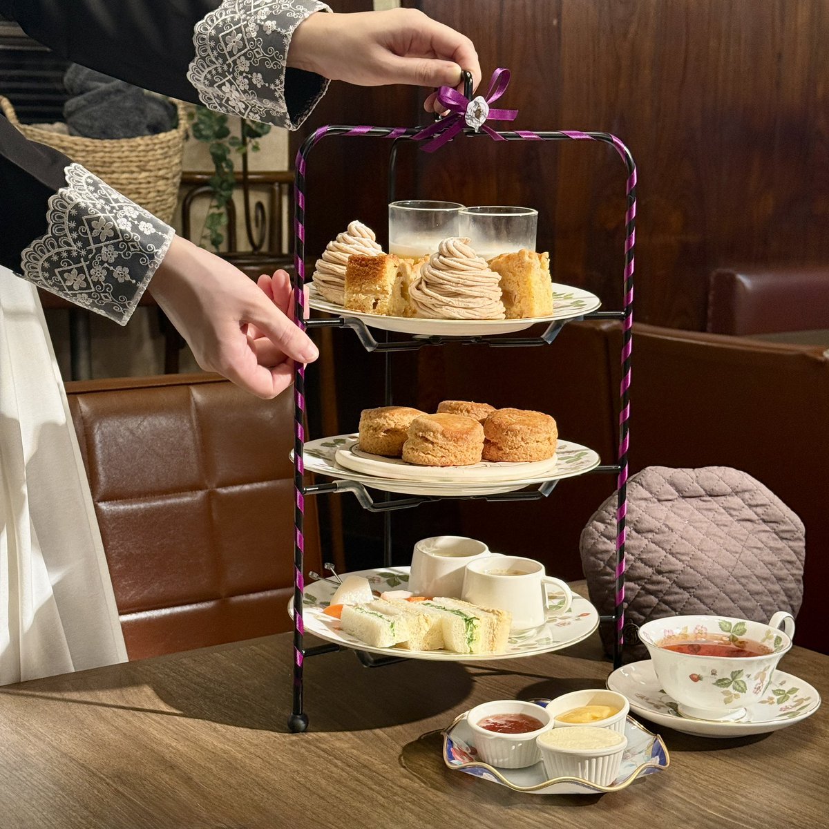 sikanikuumai's tweet photo. 板橋区役所前  @wolfs_tearoom 
・2ヶ月おきにかわるアフタヌーンティーはきゅうりだけサンドイッチ固定
・口の中の水分を奪う紅茶のためのスコーン
・クロテッドクリーム、自家製コンフィチュールがおかわり自由
・紅茶好きのためのつよつよティーフリーリスト

おまちしております

(2期最高でした https://t.co/QlZXTGeBuP