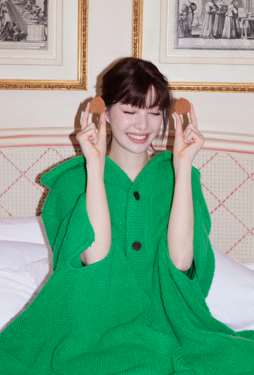 AboutMusicYT's tweet photo. Orm Kornnaphat stuns in green ahead of the Dior Fashion Show. https://t.co/QRJLmbB2dC