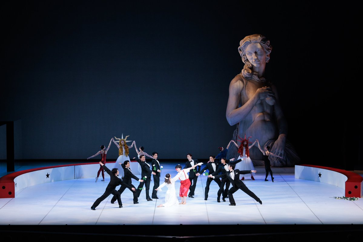 TheTokyoBallet's tweet photo. ベジャール生誕100年の幕開けを飾るのは、
巨匠の原点をたどる、もう一つの『くるみ割り人形』

　20世紀最高の巨匠と謳われたモーリス・ベジャールは2027年1月1日に生誕100年を迎えます。
生前振付家と親交を深め、『ザ・カブキ』『M』などのオリジナル作品を含む数々のベジャール作品をレパートリーに有する東京バレエ団は、
アニバーサリー・イヤーの幕開けとして、
母への思慕とバレエへの憧憬をテーマにした感動の舞台をお贈りします。
https://t.co/BxNIDMR8kG
#CasseNoisette
#MauriceBejart
#TheTokyoBallet