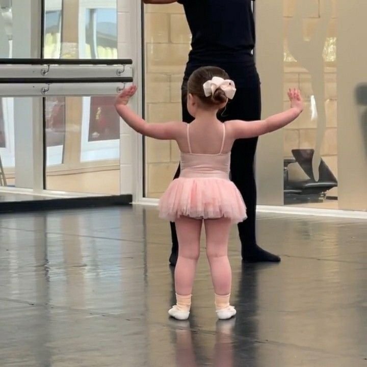 SUGAPRINCESSS's tweet photo. Uma yoonminfic onde

Yoongi é o temido líder alfa da máfia coreana em busca de um maestro de ballet para sua pequena afilhada.
Assim ele adentra o popular estúdio de Park Jimin, um jovem ômega bailarino  que se afastou dos palcos após uma lesão. https://t.co/aoN1Ai9ofR