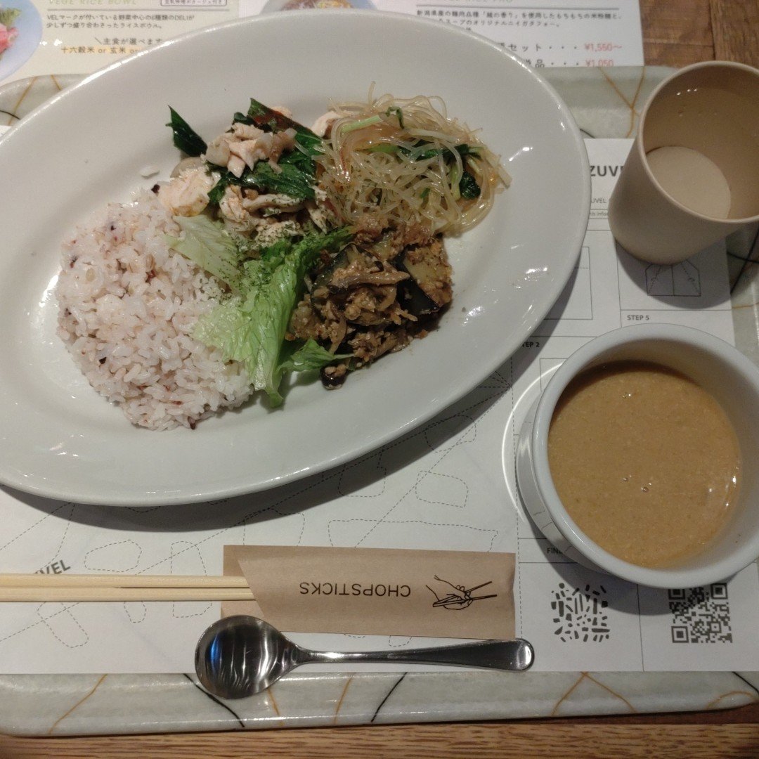 yutameff's tweet photo. 妹が開発した海老出汁スパイスカレーを食べに行ったらなんと売り切れ🥹
残念だけど嬉しい✨️
​代わりに頼んだライスボウル、妹レシピの新潟茄子と鶏そぼろのクミン焼きを無事回収🍆
糸魚川魚醤の春雨サラダや鶏ハムと根菜の雪室スパイスサラダもカボッキーのポタージュも美味しくて大満足でした🤤 https://t.co/ofWqAH5RSe