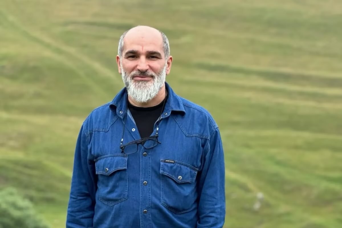 HurmaEdit's tweet photo. 🔴 Azerbaycan'da okullardaki başörtüsü kısıtlamalarına karşı çıkan İlahiyatçı Abgül Süleymanov, 30 gün hapis cezasına çarptırıldı.

— Jam News https://t.co/Ue2Z7pubS9