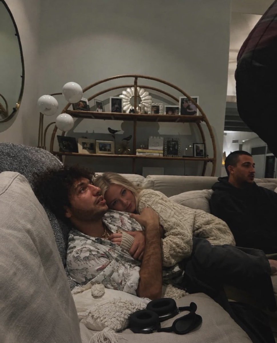 PrinceUk7pps's tweet photo. Selena Gomez reportedly broke down in tears during an Instagram Live before ending her marriage to Benny Blanco after a photo surfaced of him with a 21-year-old OnlyFans model inside a luxurious apartment. 💔💔

She also reportedly revealed that she had moved out of their New York apartment and was now staying on her own. 💔

Why does it seem like Benny Blanco keeps hurting Selena like this? 😭💔