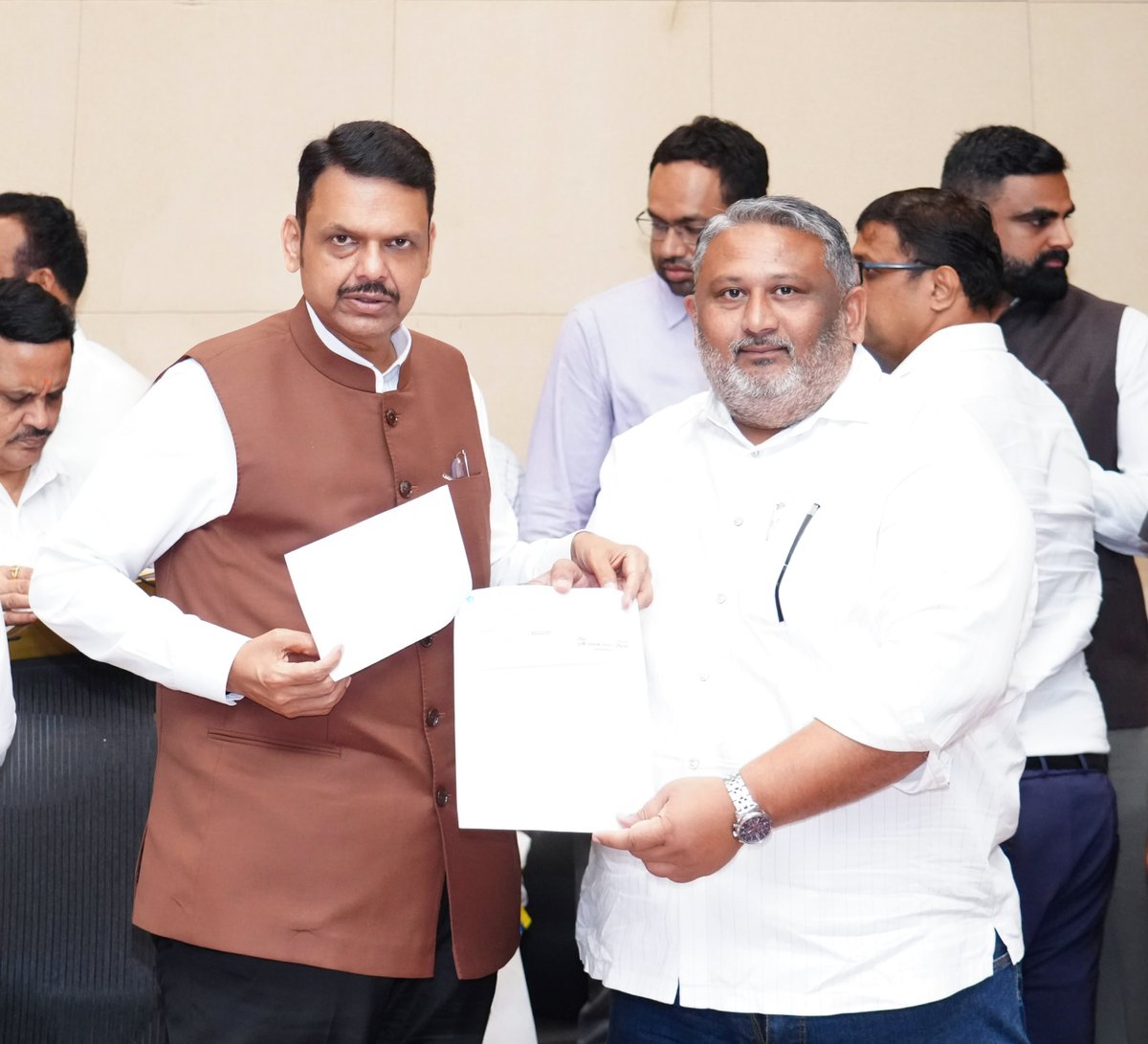 CMOMaharashtra's tweet photo. मुख्यमंत्री देवेंद्र फडणवीस यांना मुंबई येथे कृषी उत्पन्न बाजार समिती खामगांवच्या वतीने मंत्री ॲड. आकाश फुंडकर यांनी दुष्काळग्रस्त शेतकऱ्यांच्या मदतीसाठी मुख्यमंत्री सहाय्यता निधीमध्ये ₹11,00,000 देणगीचा धनादेश सुपूर्द केला. यावेळी मुख्यमंत्री फडणवीस यांनी त्यांचे आभार मानले!

@Dev_Fadnavis @advakash
#Maharashtra #DevendraFadnavis #CMReliefFund