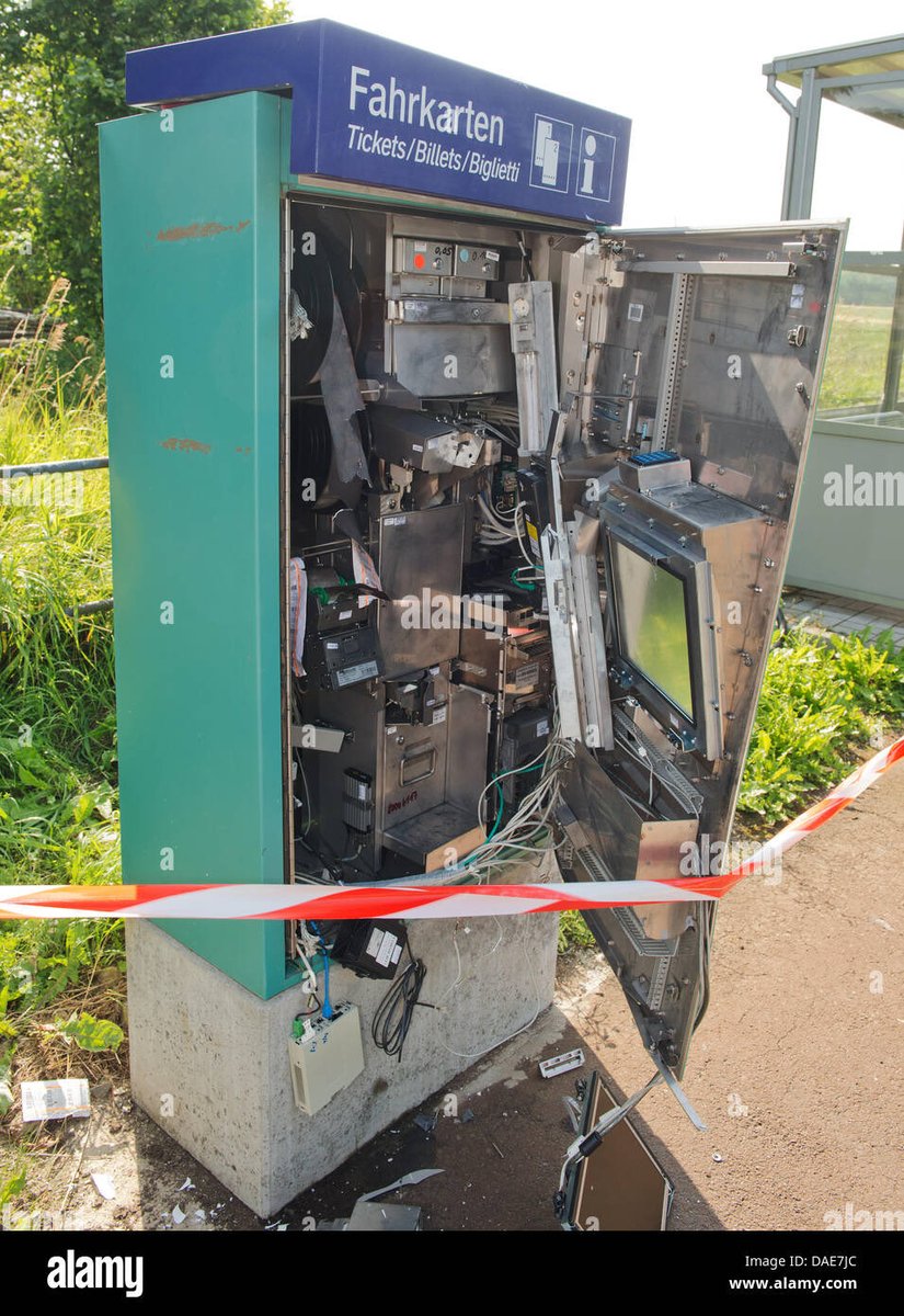 hikaruganji's tweet photo. ←が海外の壊されたATM。
→が日本の壊された自動販売機。

やり方が同じなんですよね？

ジンガイがここまで増えなければ、
日本の治安も悪化する事はありませんでしたね。これから、インド、アフリカから移民が来れば、今よりも、もっともっと日本の治安が悪くなり、夜に1人では出歩けなくなりますよ。