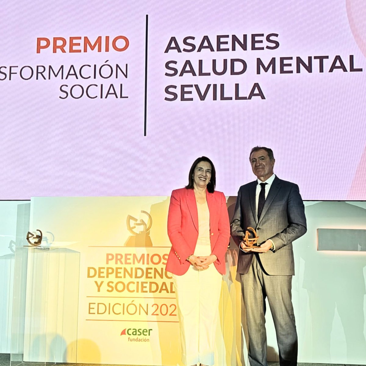 ASAENES's tweet photo. 🫂 Acompañar transforma vidas.

🔵 ¡Hoy es un gran día para #Asaenes!

🏆En la mañana de hoy hemos recibido en #Madrid el Premio Dependencia y Sociedad de Fundación Caser,  en la categoría de Transformación Social, por nuestro proyecto👇

🔹“Ninguna vida al margen: dando voz a la soledad no deseada en salud mental”.

👉Un proyecto con el que acompañamos a personas con problemas de salud mental en situación de sinhogarismo, soledad no deseada y exclusión, respetando sus decisiones, sus ritmos y sus proyectos de vida.

👥Acompañar es ayudar a recuperar vínculos, autonomía, confianza, motivaciones y nuevas metas.

💫Es volver a participar, volver a decidir y volver a imaginar un futuro.

🤝Gracias a Fundación Caser por reconocer este proyecto y por ayudarnos a dar visibilidad a una realidad que muchas veces permanece oculta.

🔹Premios como este nos impulsan a seguir trabajando por la plena inclusión social de las personas con problemas de salud mental y sus familias.

Porque ninguna vida debe quedar al margen.