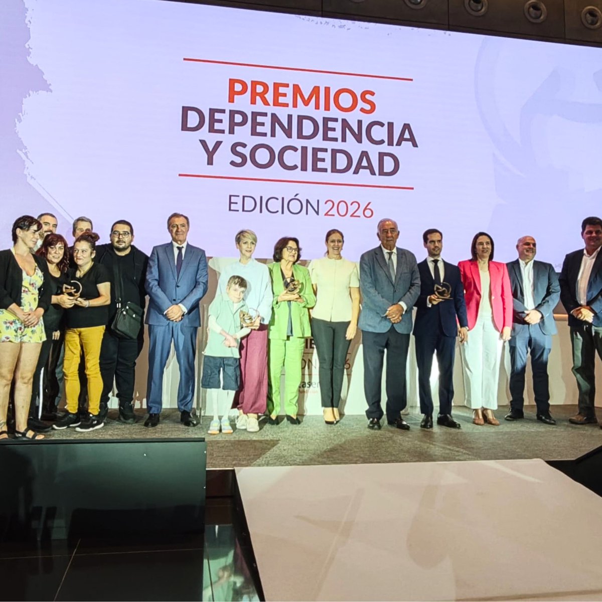 ASAENES's tweet photo. 🫂 Acompañar transforma vidas.

🔵 ¡Hoy es un gran día para #Asaenes!

🏆En la mañana de hoy hemos recibido en #Madrid el Premio Dependencia y Sociedad de Fundación Caser,  en la categoría de Transformación Social, por nuestro proyecto👇

🔹“Ninguna vida al margen: dando voz a la soledad no deseada en salud mental”.

👉Un proyecto con el que acompañamos a personas con problemas de salud mental en situación de sinhogarismo, soledad no deseada y exclusión, respetando sus decisiones, sus ritmos y sus proyectos de vida.

👥Acompañar es ayudar a recuperar vínculos, autonomía, confianza, motivaciones y nuevas metas.

💫Es volver a participar, volver a decidir y volver a imaginar un futuro.

🤝Gracias a Fundación Caser por reconocer este proyecto y por ayudarnos a dar visibilidad a una realidad que muchas veces permanece oculta.

🔹Premios como este nos impulsan a seguir trabajando por la plena inclusión social de las personas con problemas de salud mental y sus familias.

Porque ninguna vida debe quedar al margen.